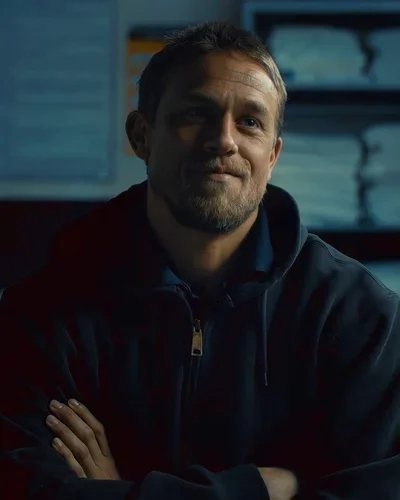 Charlie Hunnam 