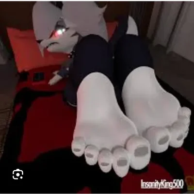 Loona flexes her toes